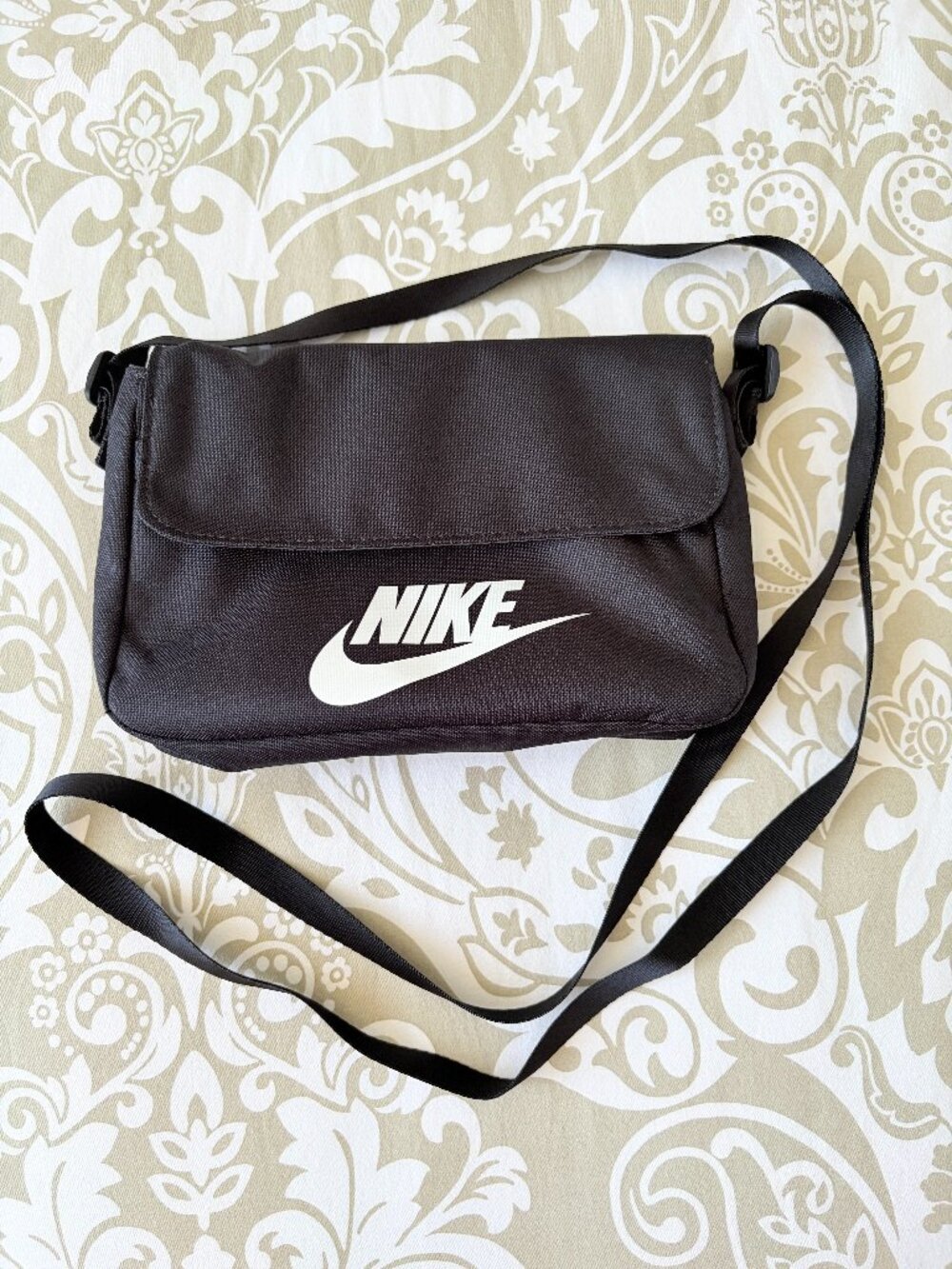 Nike Nylon Small Messenger Crossbody Bag, Black - Pre-owned